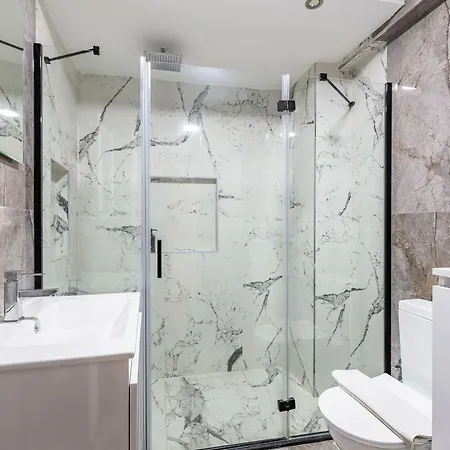Central And Dazzling Flat On Bar Street In Kadikoy