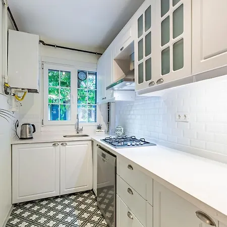 Central And Dazzling Flat On Bar Street In Kadikoy Διαμέρισμα